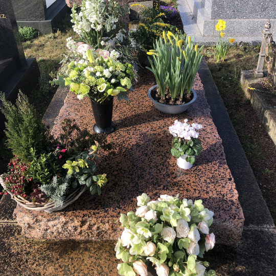 Entretien de tombes / C