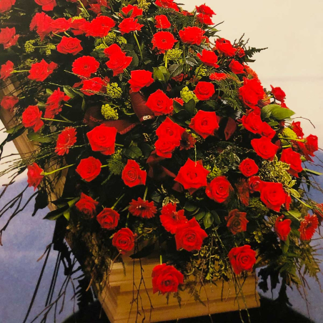 Dessus de cercueil roses rouges