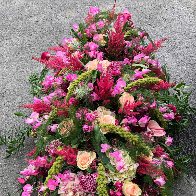 Dessus de cercueil végétatif rose